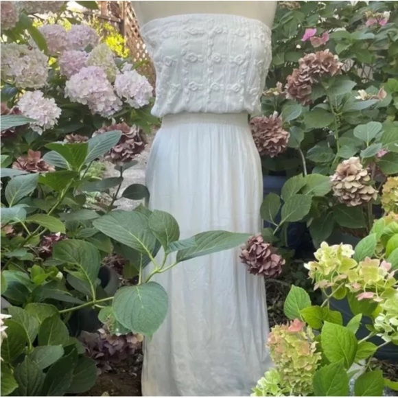 LA MADE Women’s White Strapless Maxi Dress Embroidered Rosette Size Extra SMALL - Picture 2 of 8